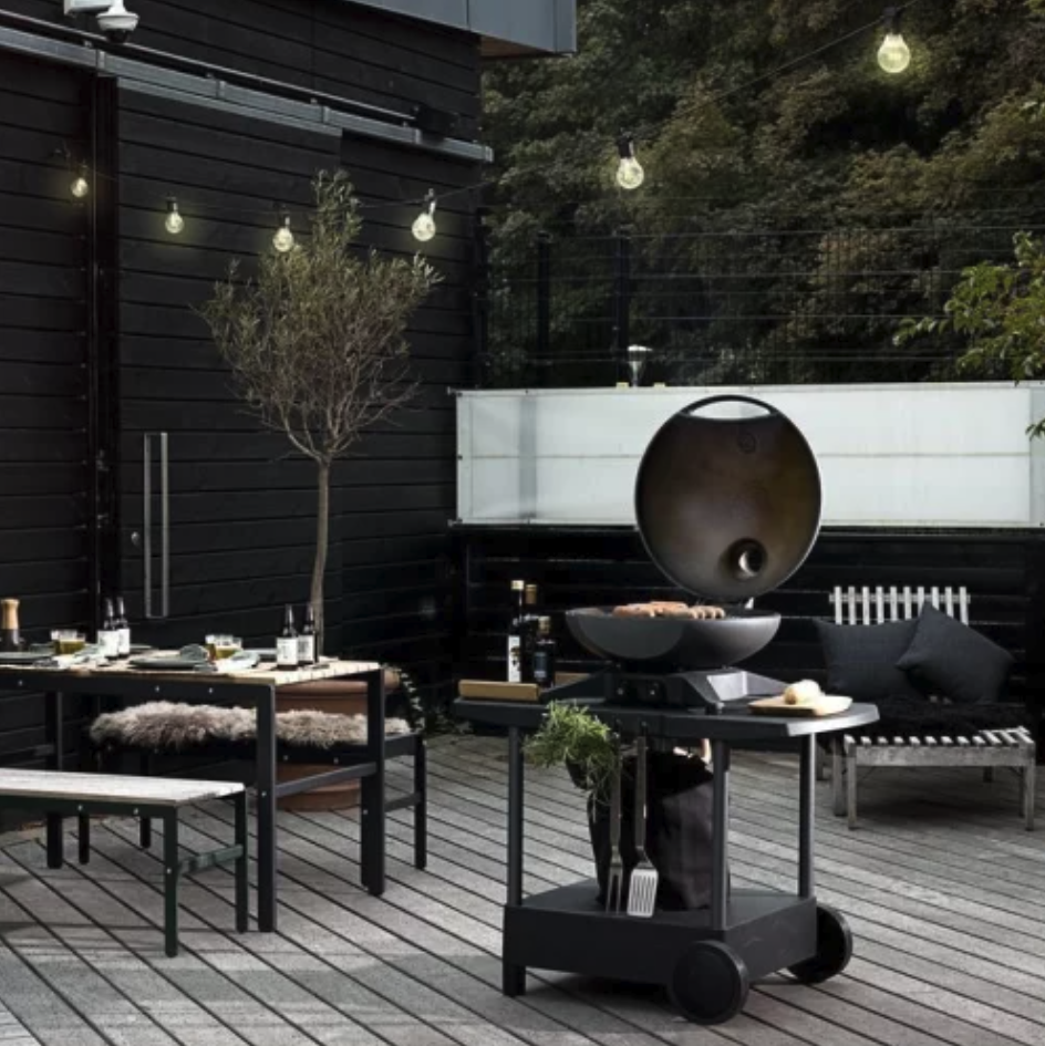 Gas Grill von Morsoe Living in Anthrazit aus emailliertem Gusseisen.