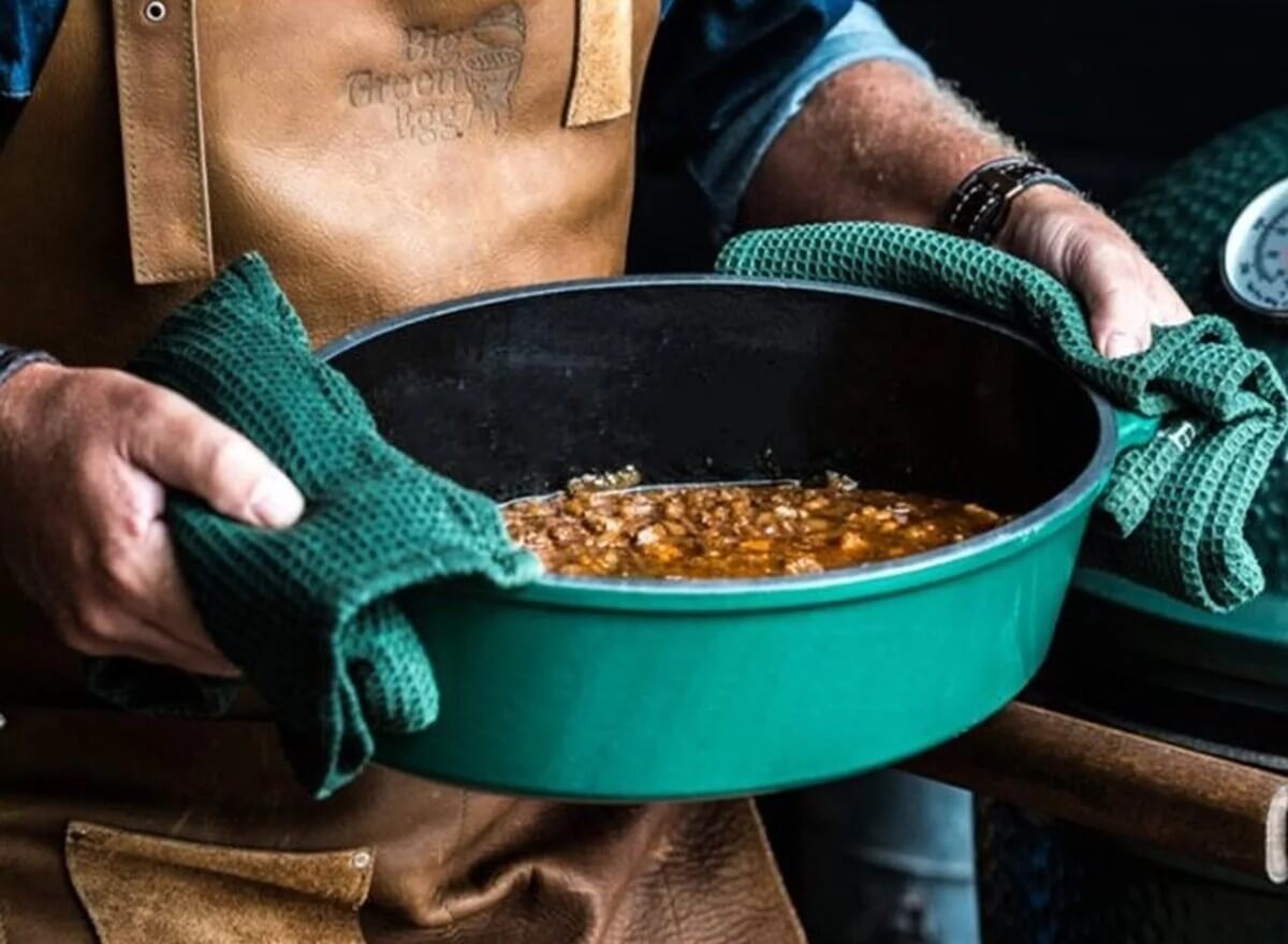 Ein Dutch Oven von Big Green Egg mit leckerem Eintopf