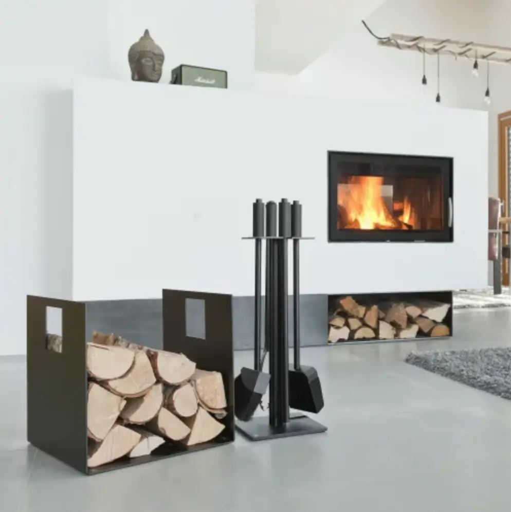 Holzlager und Kaminbesteck von Red Anvil - im Hintergrund ein Kamineinsatz.