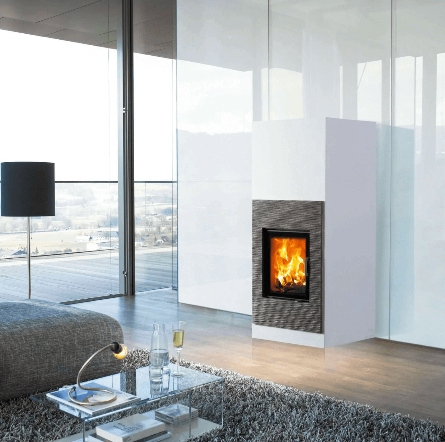 Kamineinsatz von Austroflamm als Einbaumöglichkeit mit weißer Fassade.