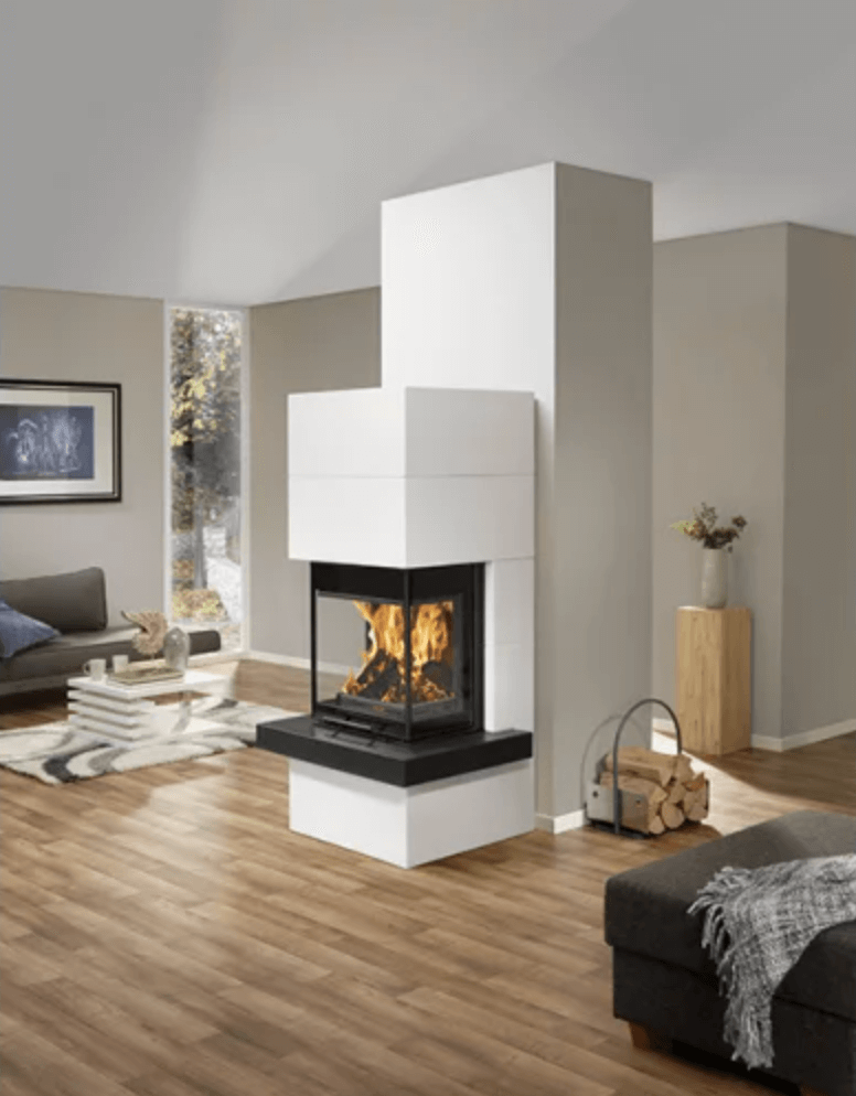 Pelletofen der Marke MCZ in Schwarz, platziert in einem stilvollen Wohnzimmer.