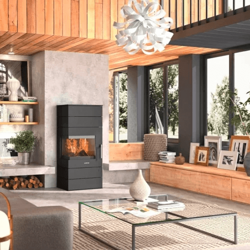 Schwarzer Kaminofen der Marke Justus aufgestellt in einem stilvollen Wohnzimmer.
