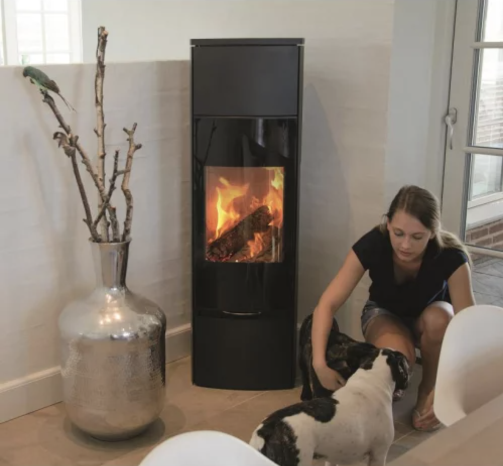 Kaminofen Jydepejsen Bella im schwarzen Design mit Frontverglasung. 