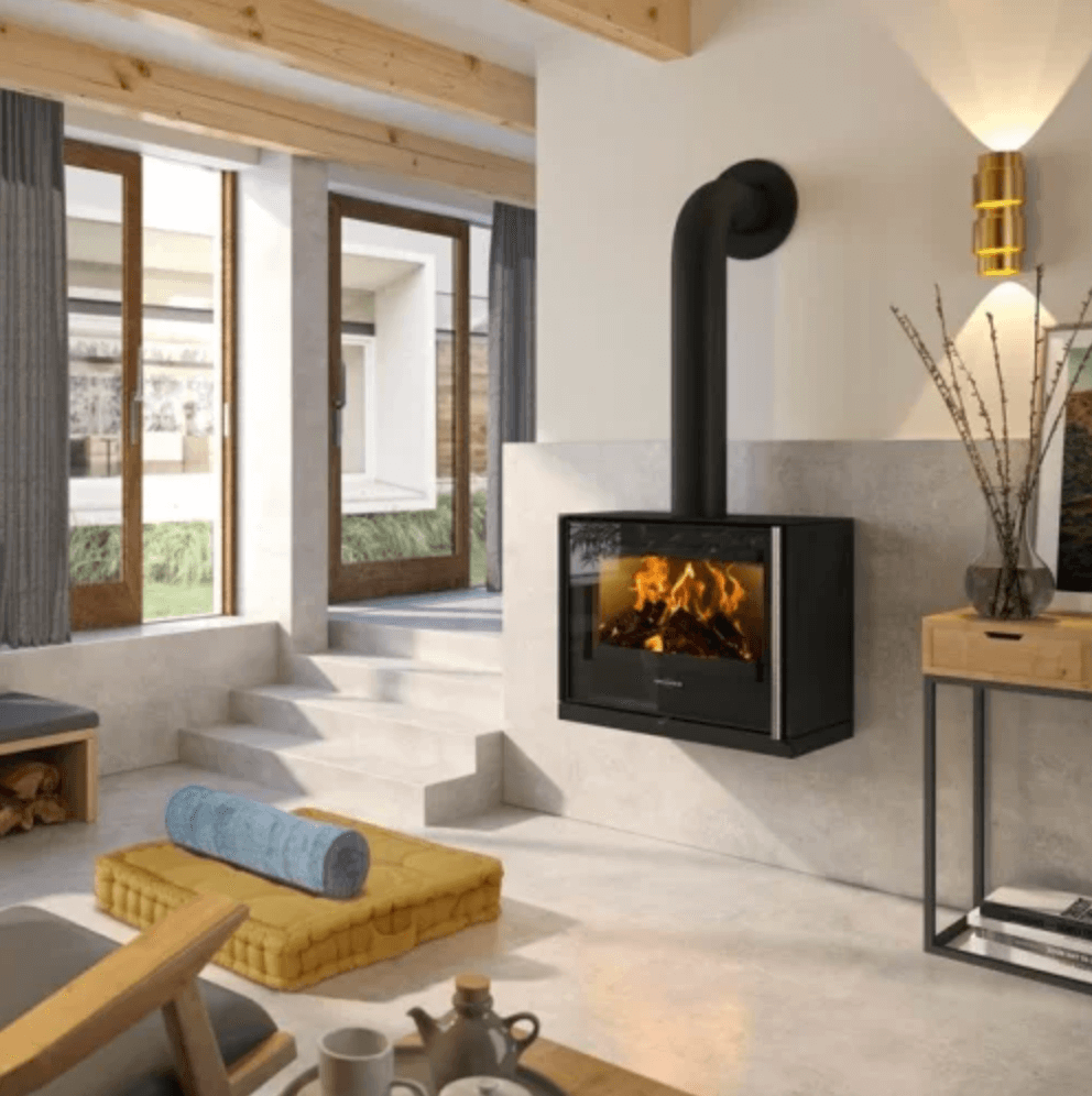 Pelletofen der Marke MCZ in Schwarz, platziert in einem stilvollen Wohnzimmer.