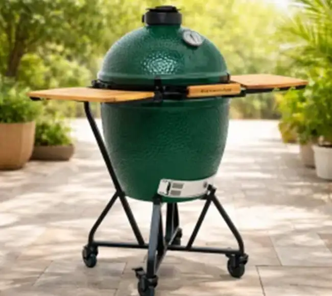 grüner Keramikgrill der Marke Big Green Egg