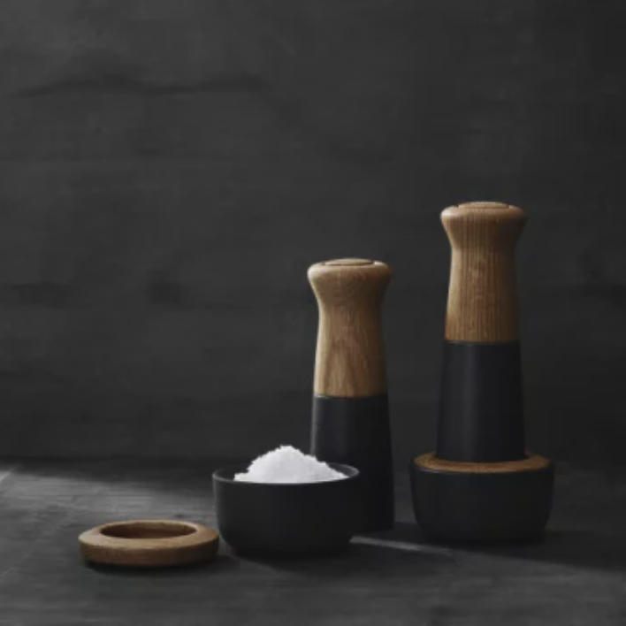 Pfeffermühle Kit in mit Salzschale von Morsø Living in Schwarz mit Naturholzlook