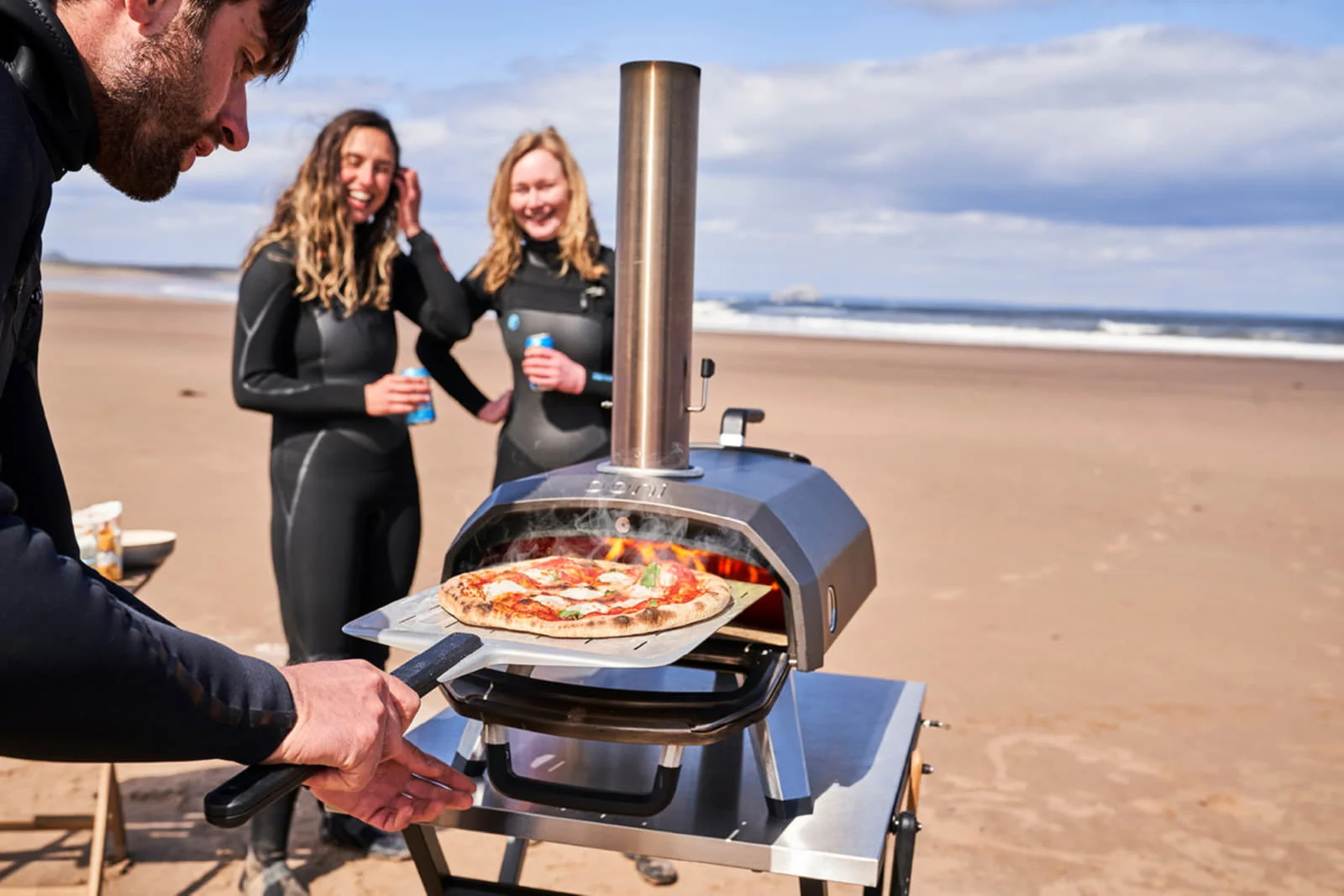 Multibrennstoff Pizzaofen Ooni Karu 2 am Strand