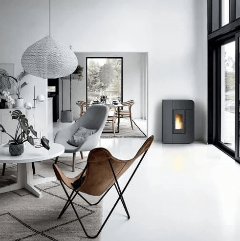 Pelletofen der Marke MCZ in Schwarz, platziert in einem stilvollen Wohnzimmer.
