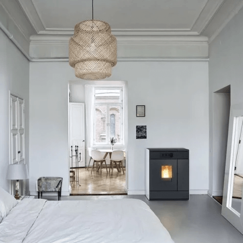 Schwarzer Pelletofen wassergeführt von MCZ Maestro