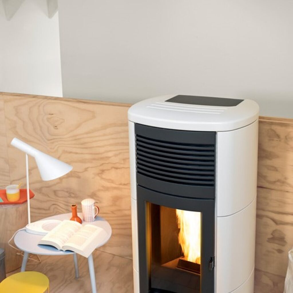 Pelletofen von MCZ neben einer Leseecke