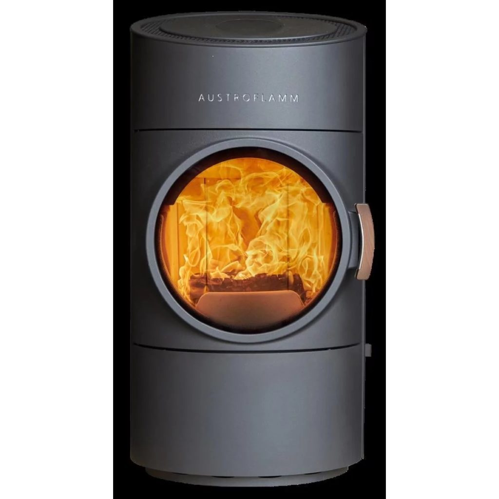 Schwarzer Kaminofen mit Feuer von Austroflamm