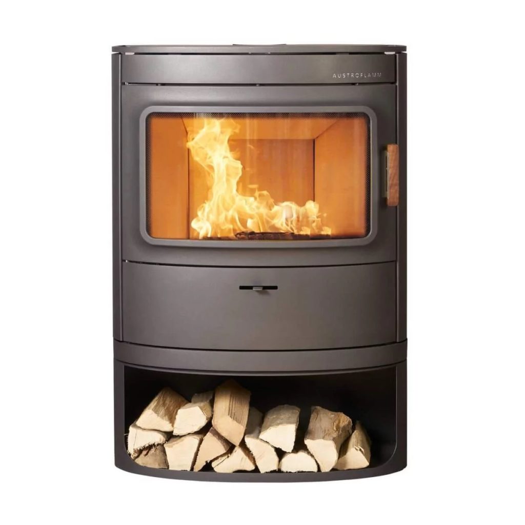 Breiter Kaminofen von Austroflamm mit Brennholz und Feuer