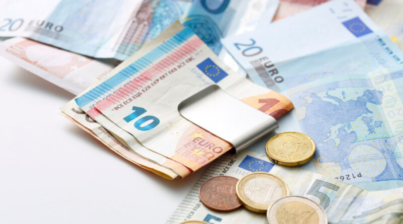 Geldscheine und Münzen