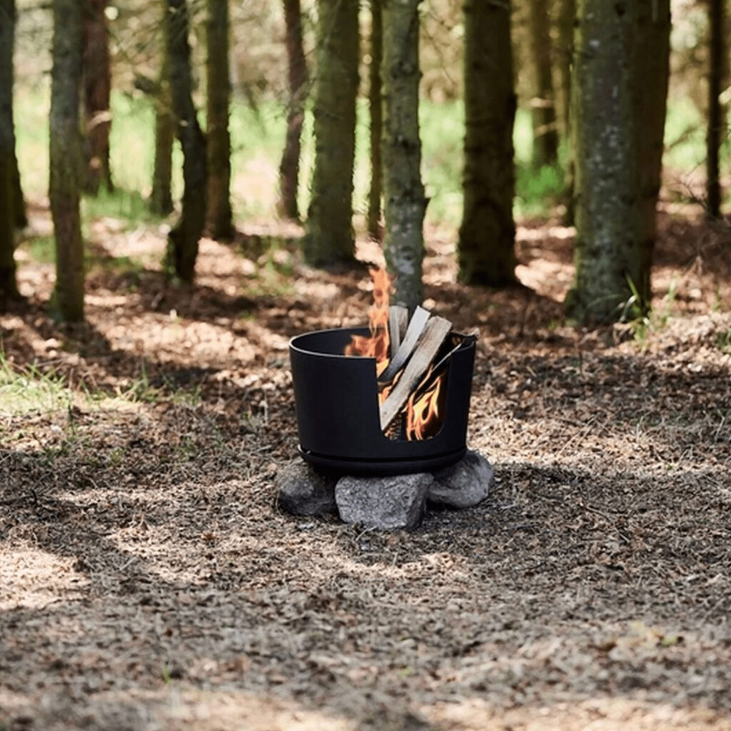 Der Jiko drapiert auf einem Haufen von Steinen inmitten der Idylle des Waldes.