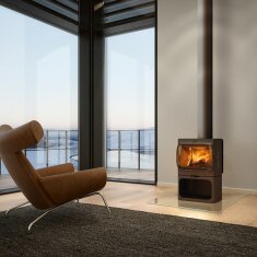 Kaminofen Gussofen Jotul F 305 B R (Hitzeschutzplatte) mit Sockel - 7 kW - schwarz lackiert (BP)