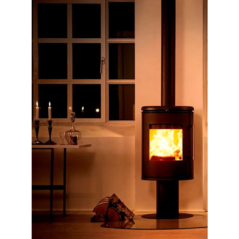 Ausschnitt Kaminofen Gussofen Morsoe 6848 in gemütlicher Abendatmosphäre im Wohnzimmer