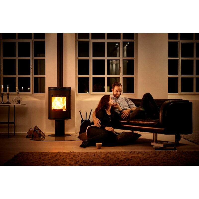 Ausschnitt Kaminofen Gussofen Morsoe 6848 in gemütlicher Abendatmosphäre im Wohnzimmer mit Pärchen auf der Couch