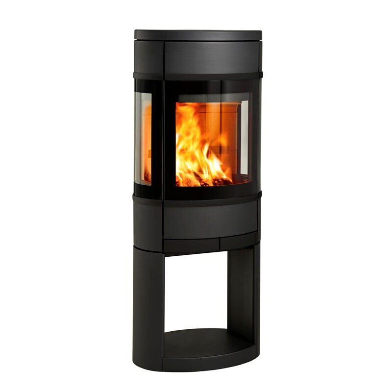 Kaminofen SCAN 68-11 auf offenem Sockel mit Seitenfenster - Portal, Griffe und Leisten schwarz - 5,5 kW