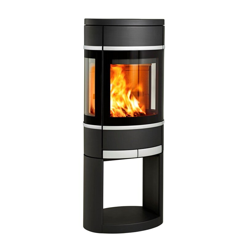 Kaminofen SCAN 68-12 auf offenem Sockel mit Seitenfenster - Portal, Griffe und Leisten Aluminium - 5,5 kW