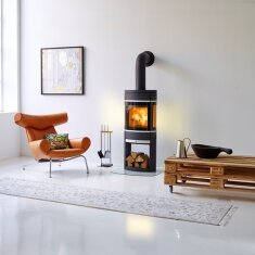 Kaminofen SCAN 68-12 auf offenem Sockel mit Seitenfenster - Portal, Griffe und Leisten Aluminium - 5,5 kW