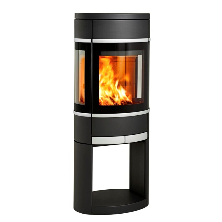 Kaminofen SCAN 68-12 auf offenem Sockel mit Seitenfenster - Portal, Griffe und Leisten Aluminium - 5,5 kW