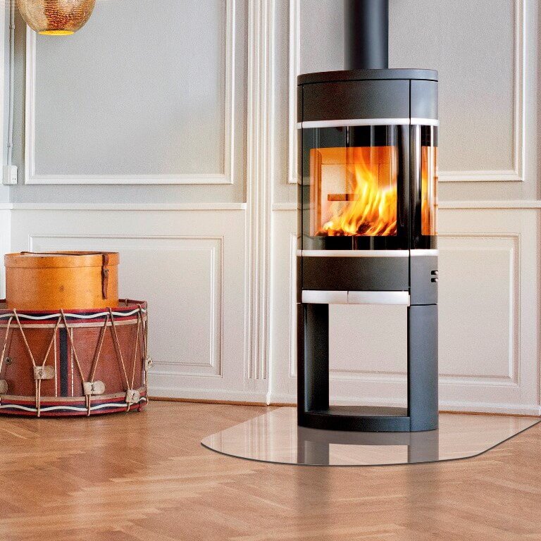 Kaminofen SCAN 68-12 auf offenem Sockel mit Seitenfenster - Portal, Griffe und Leisten Aluminium - 5,5 kW