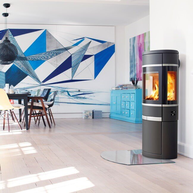 Kaminofen SCAN 68-12 auf offenem Sockel mit Seitenfenster - Portal, Griffe und Leisten Aluminium - 5,5 kW