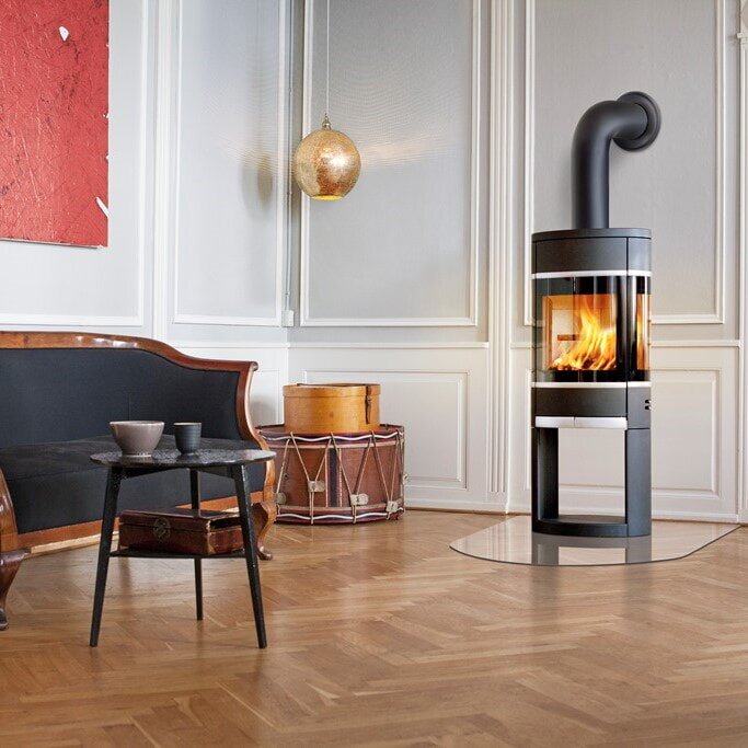 Kaminofen SCAN 68-12 auf offenem Sockel mit Seitenfenster - Portal, Griffe und Leisten Aluminium - 5,5 kW