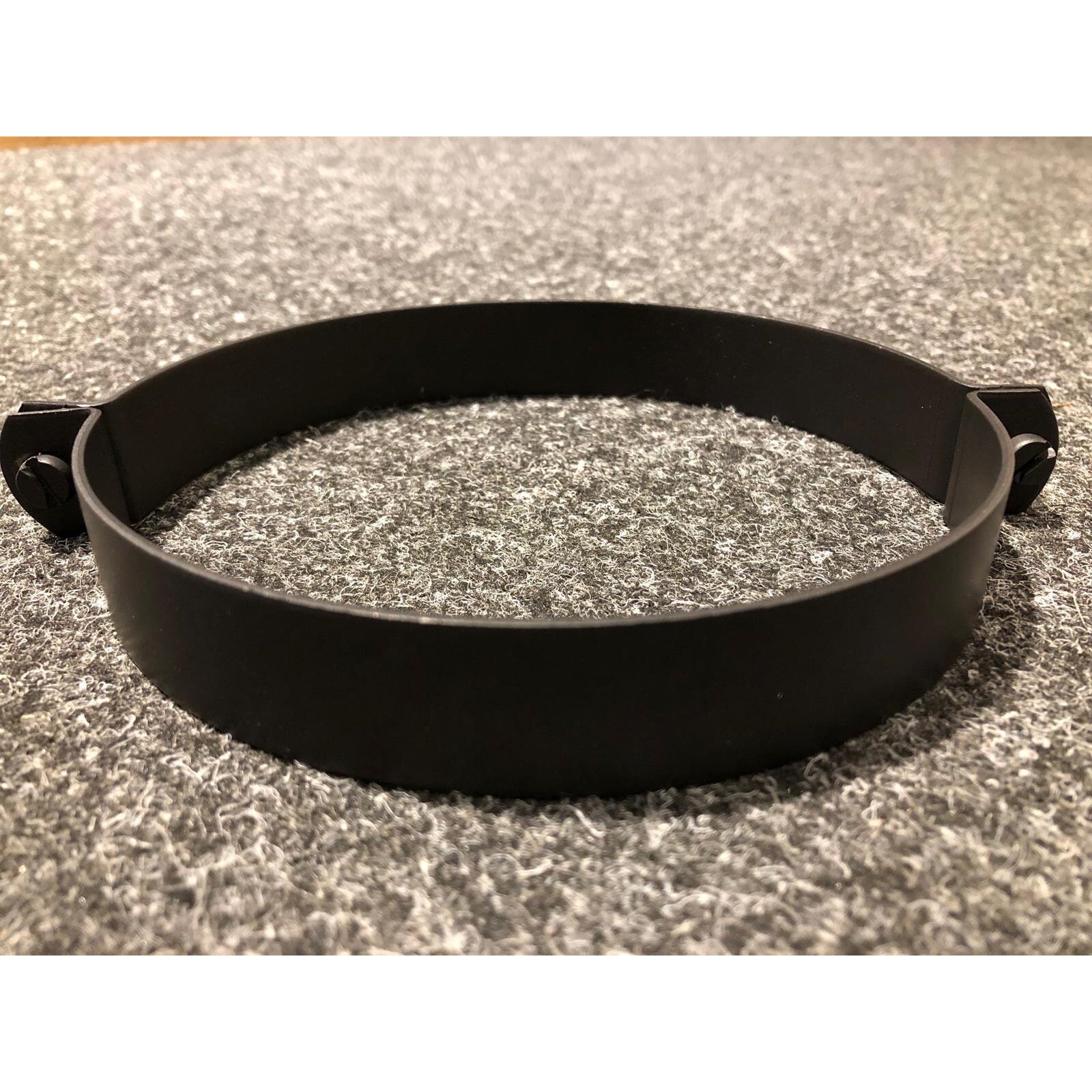 Rohrschelle schwarz lackiert Ø 120 mit Gewindestange