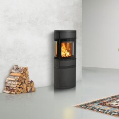 Kaminofen SCAN 68-11 auf geschlossenem Sockel mit Seitenfenster - Portal, Griffe und Leisten schwarz - 5,5 kW