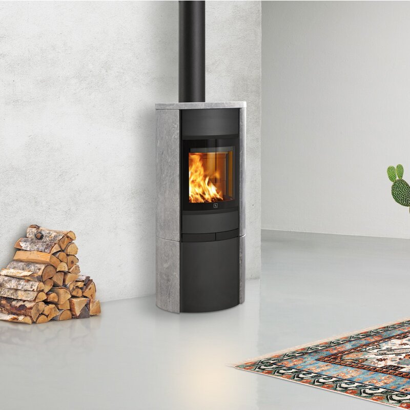 Kaminofen SCAN 68-15 mit Specksteinseiten und Deckplatte, Griffe und Leisten in schwarz - 5,5 kW
