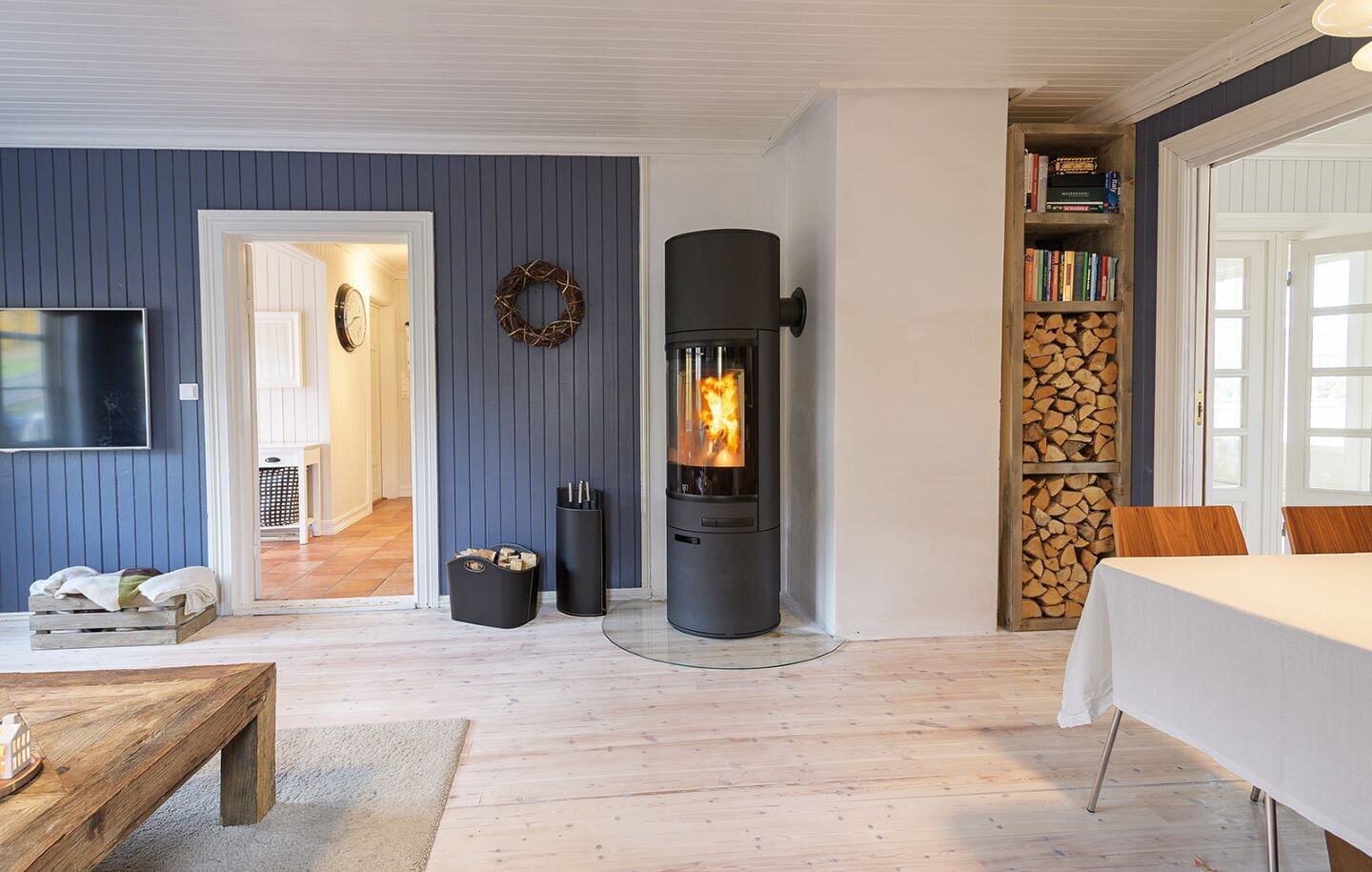 Kaminofen SCAN 85-3 Maxi mit hohem Sockel und hohem Top, Griffe und Leisten schwarz - 8 kW