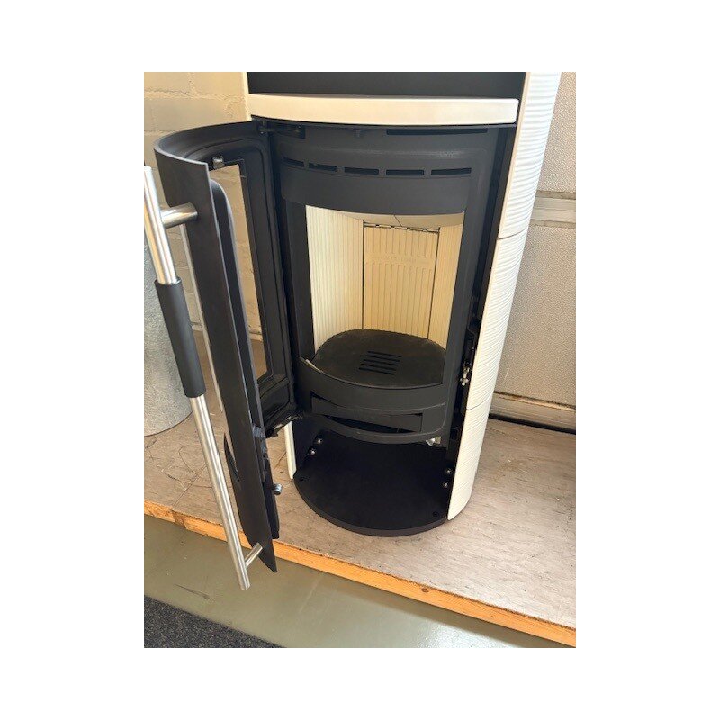 Kaminofen Oranier Polar Neo 6 - 6,5 kW - Stahl Schwarz - Verkleidung Keramik Seidenweiß Lines - AUSSTELLUNGSSTÜCK