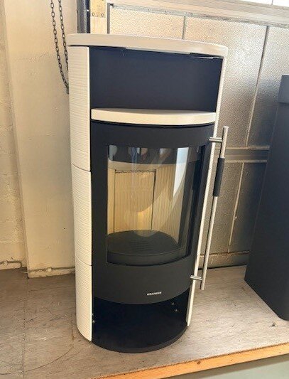 Kaminofen Oranier Polar Neo 6 - 6,5 kW - Stahl Schwarz - Verkleidung Keramik Seidenweiß Lines - AUSSTELLUNGSSTÜCK