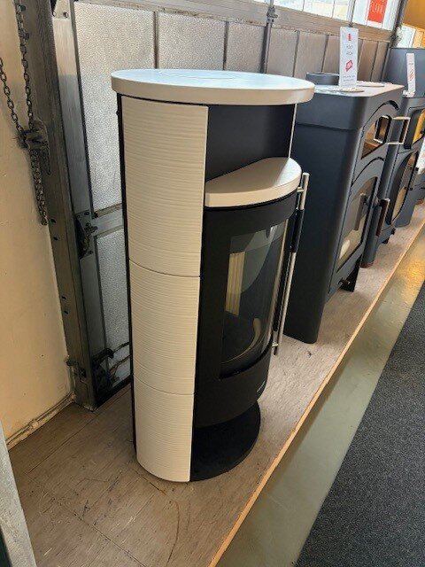 Kaminofen Oranier Polar Neo 6 - 6,5 kW - Stahl Schwarz - Verkleidung Keramik Seidenweiß Lines - AUSSTELLUNGSSTÜCK