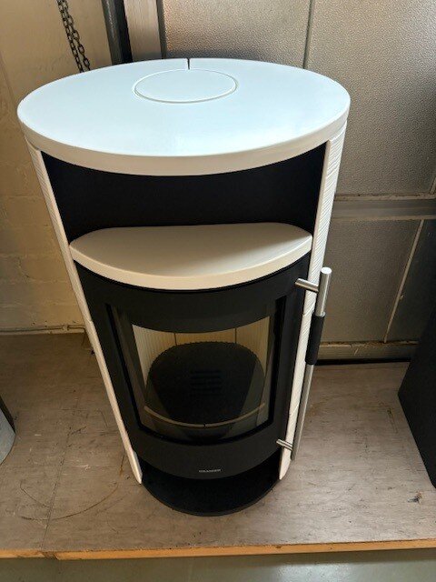 Kaminofen Oranier Polar Neo 6 - 6,5 kW - Stahl Schwarz - Verkleidung Keramik Seidenweiß Lines - AUSSTELLUNGSSTÜCK