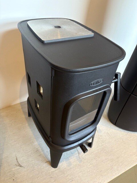 Kaminofen Dovre Saga 107 mit Kochplatte - 7 kW - Schwarz lackiert - AUSSTELLUNGSSTÜCK