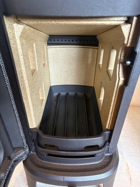 Kaminofen Dovre Saga 107 mit Kochplatte - 7 kW - Schwarz lackiert - AUSSTELLUNGSSTÜCK