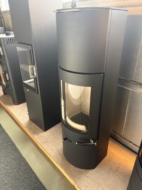 Kaminofen Austroflamm Tower Xtra 2.0 - 4 kW - Gussgrau (Wärmespeicherung) - AUSSTELLUNGSSTÜCK