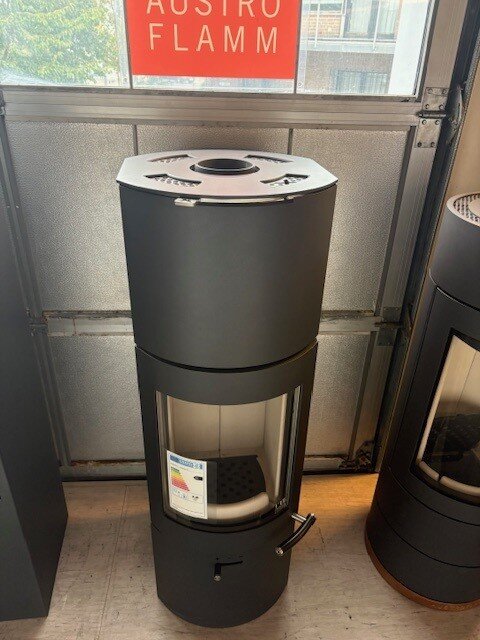 Kaminofen Austroflamm Tower Xtra 2.0 - 4 kW - Gussgrau (Wärmespeicherung) - AUSSTELLUNGSSTÜCK