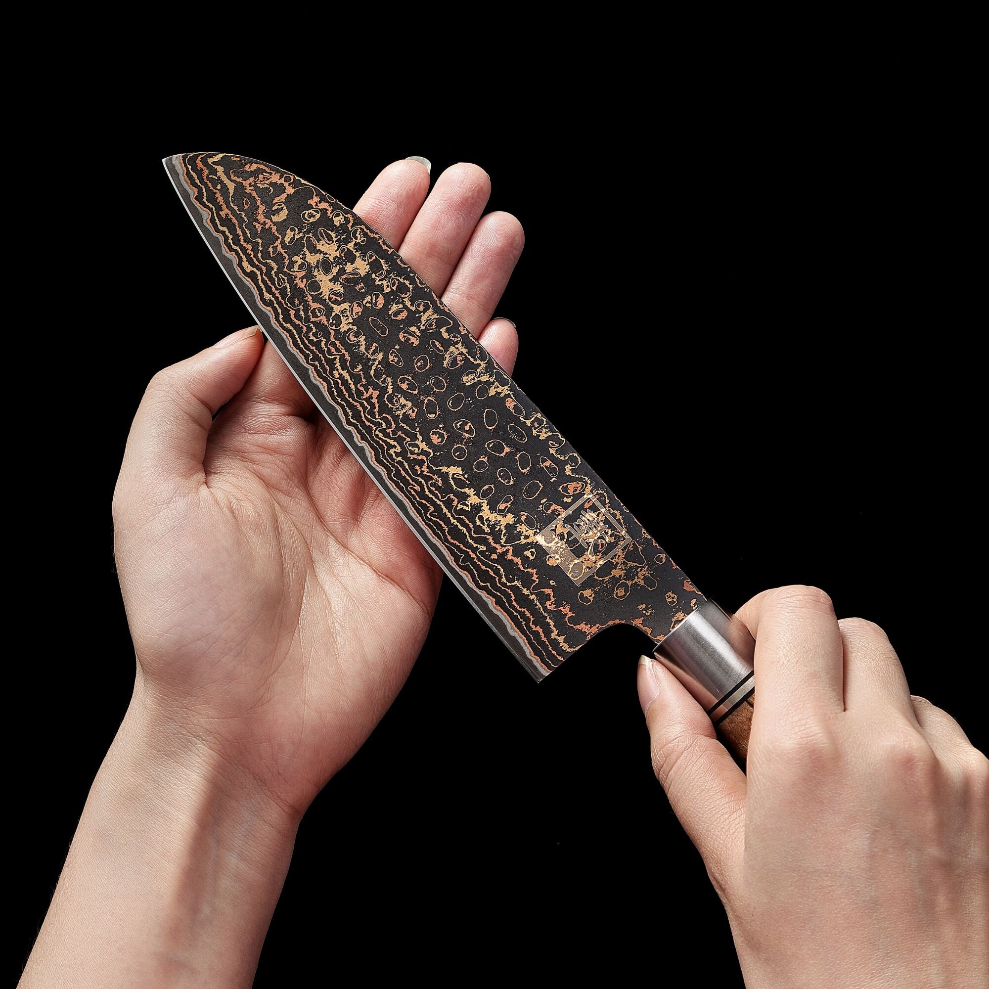 Zayiko BlackMagma - Santoku 16,5 cm - Damastmesser in schwarz mit Bronze- und Kupferelementen