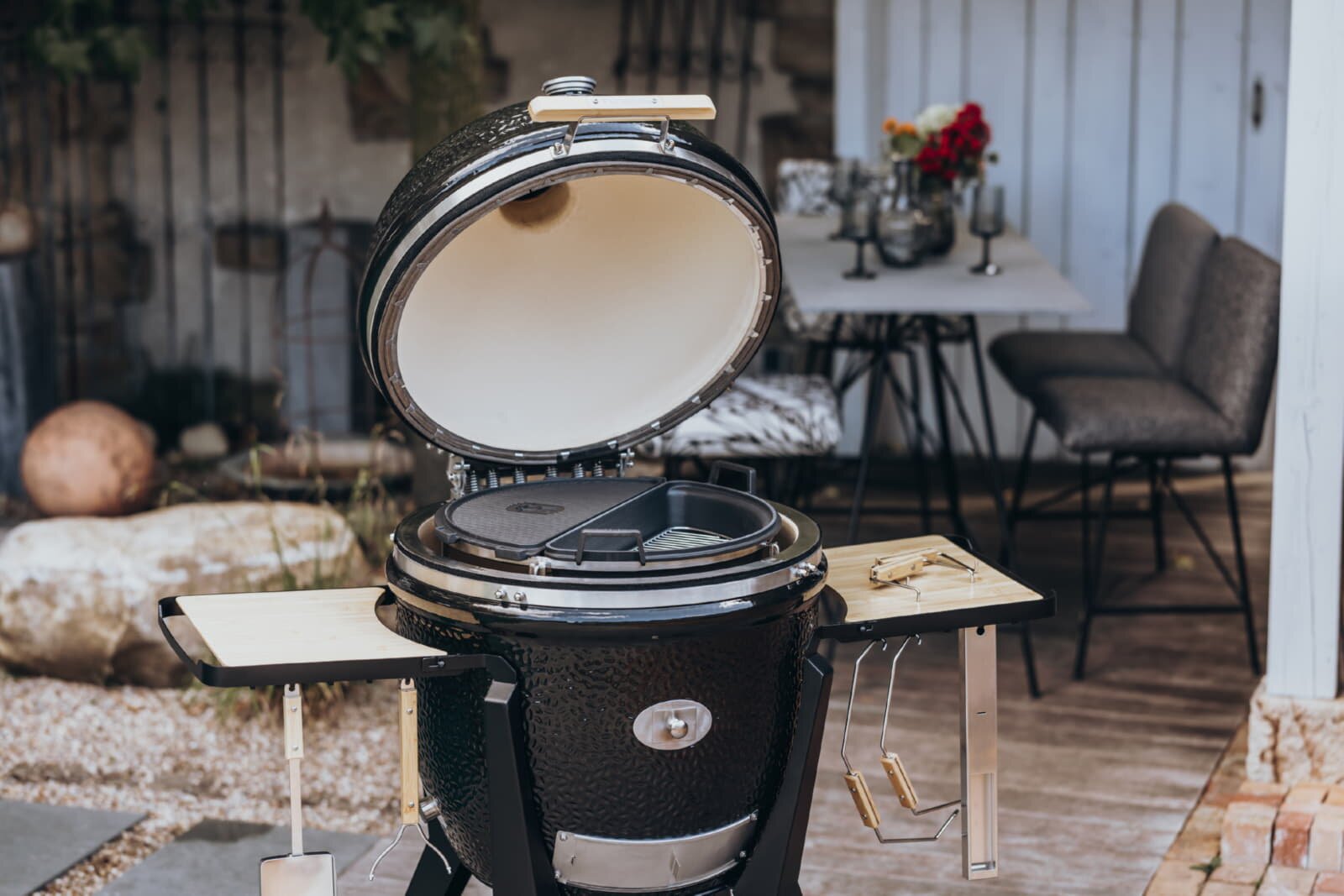 Keramikgrill Monolith Two.66 (LeChef) mit Gestell und Seitentischen, Schwarz