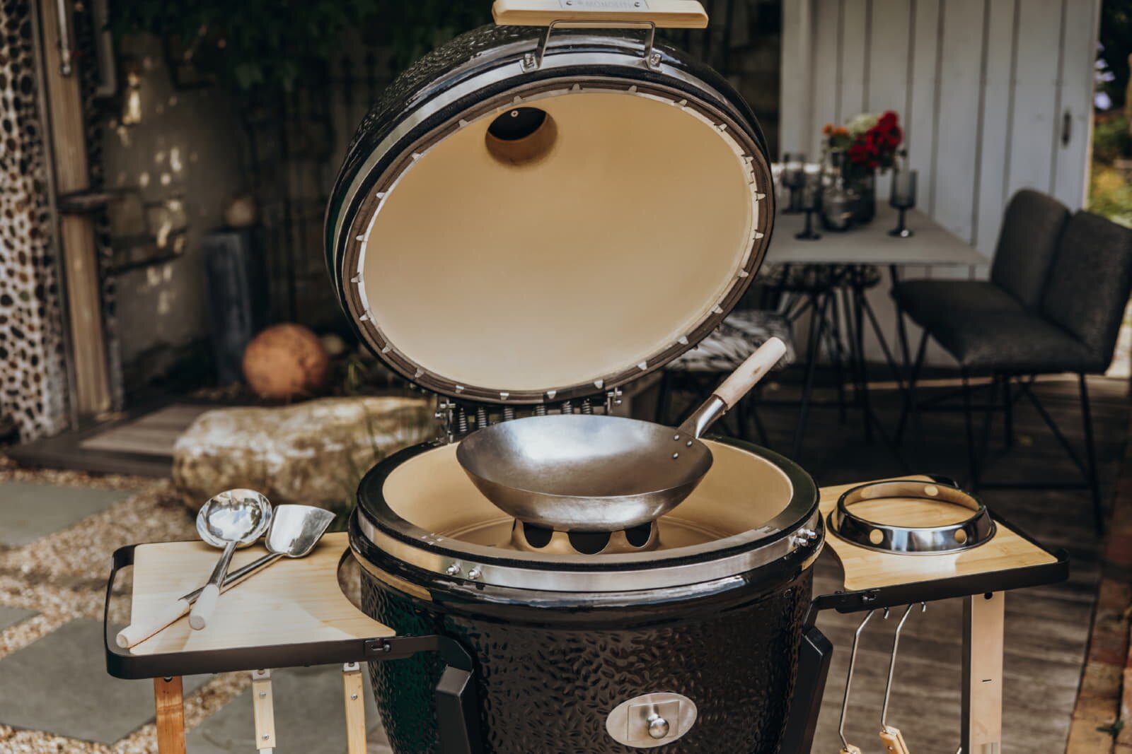 Keramikgrill Monolith Two.66 (LeChef) mit Gestell und Seitentischen, Schwarz