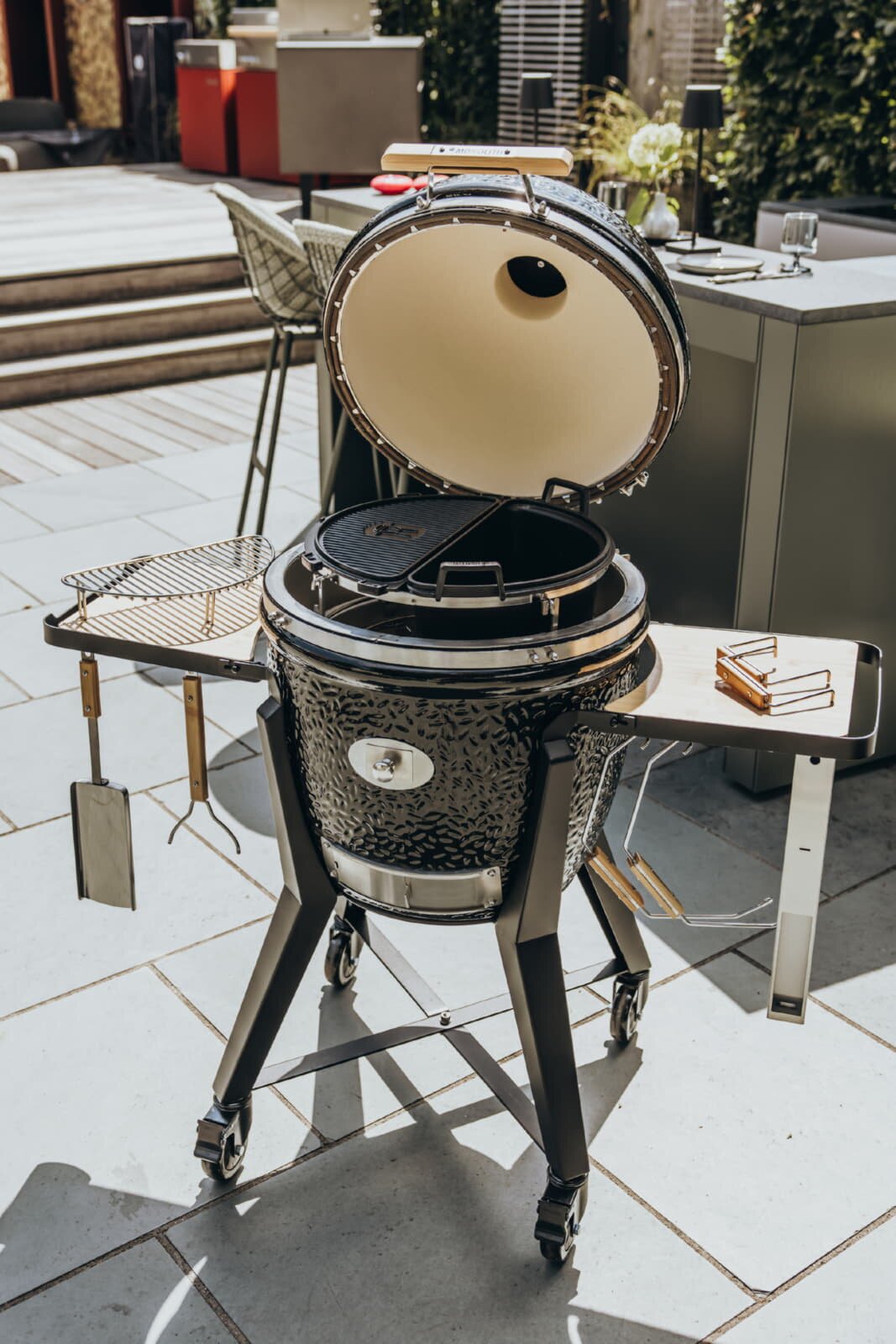 Keramikgrill Monolith Two.55 (Classic) inkl. Gestell mit Seitentischen, Schwarz