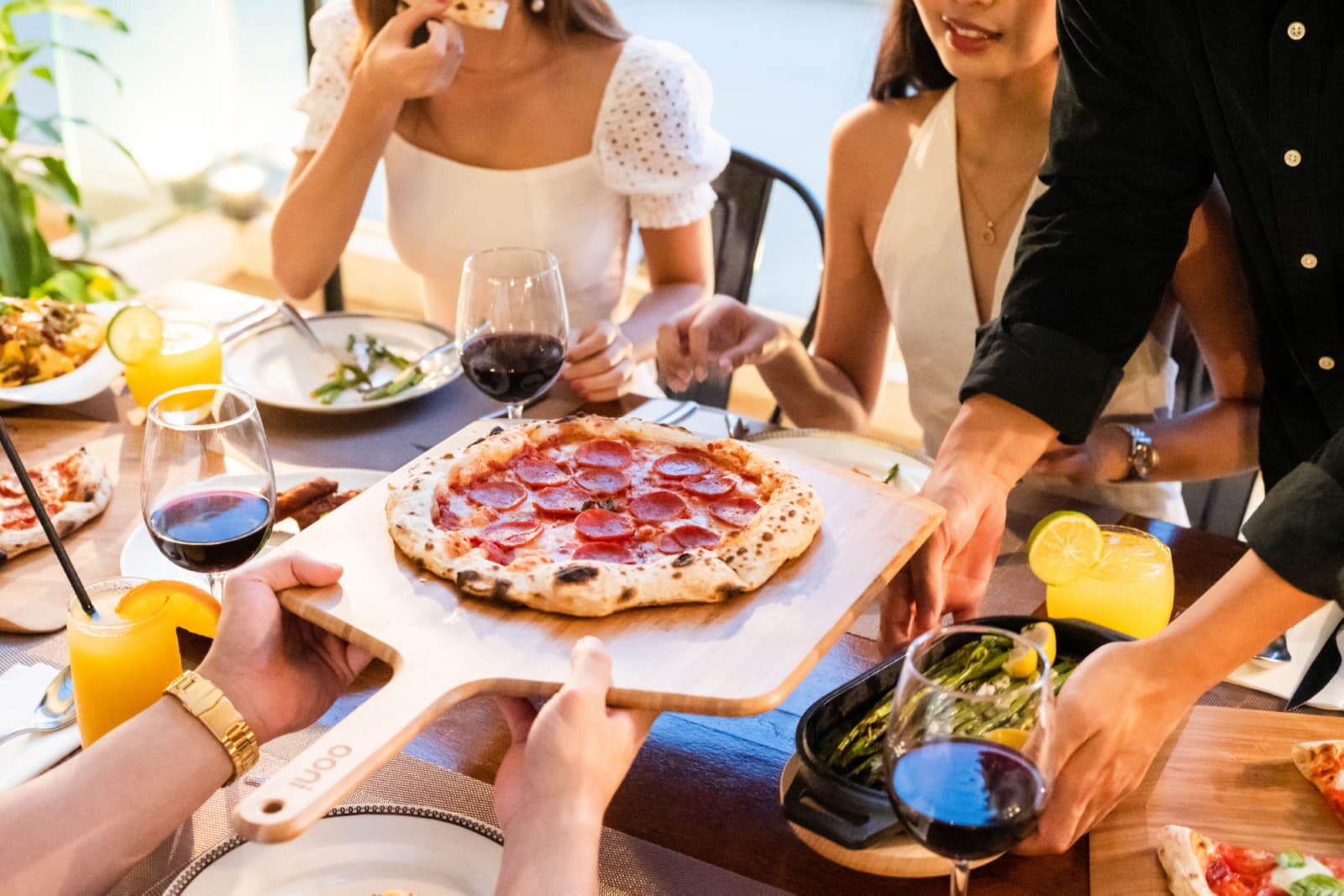 Ooni Pizzaschieber und Servierbrett aus Bambus - 30 cm