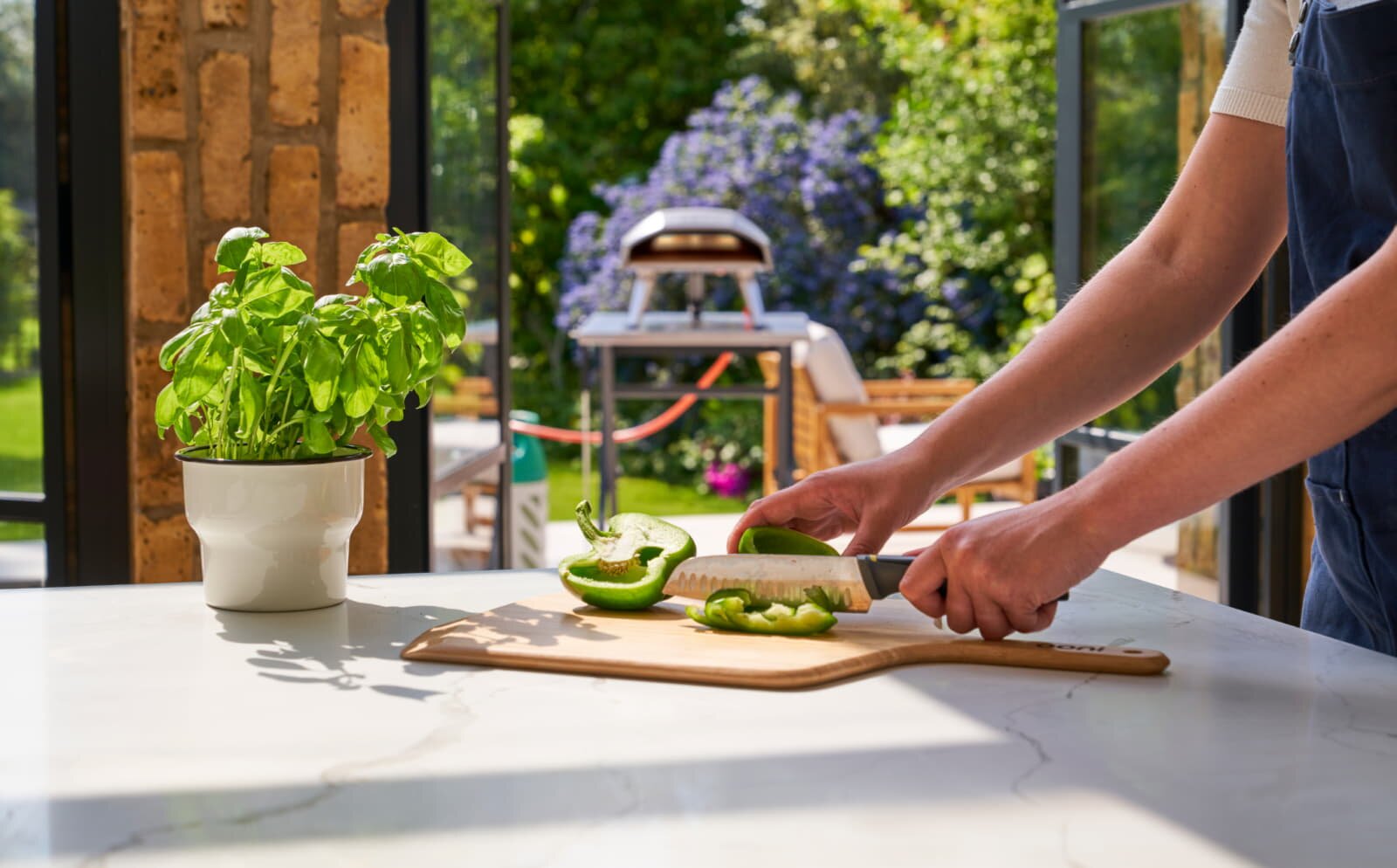 Ooni Pizzaschieber und Servierbrett aus Bambus - 35 cm