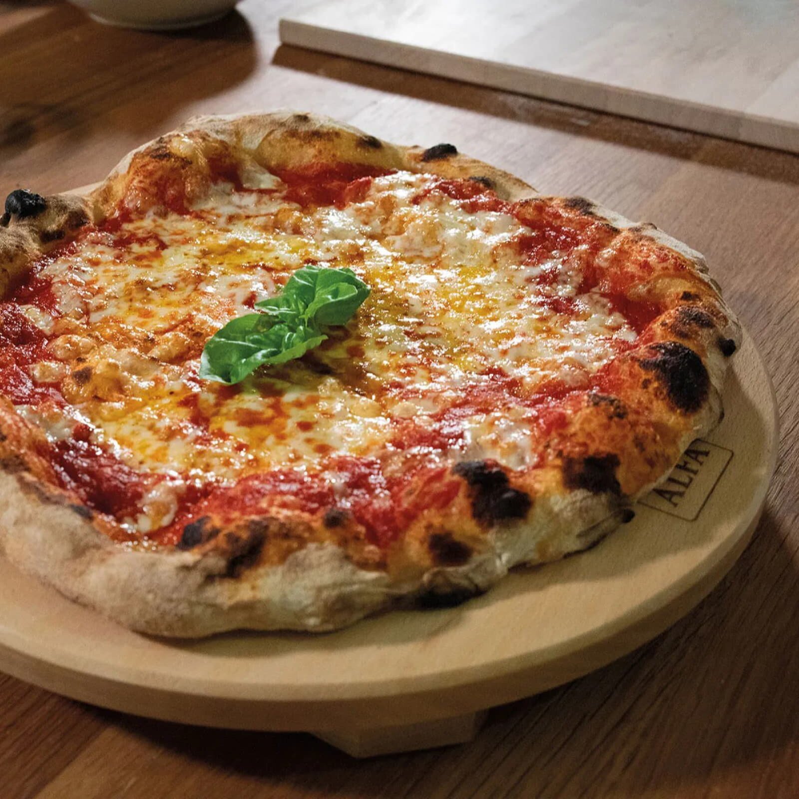 Alfa Pizza Schneidebrett aus Buchenholz Ø 33 cm