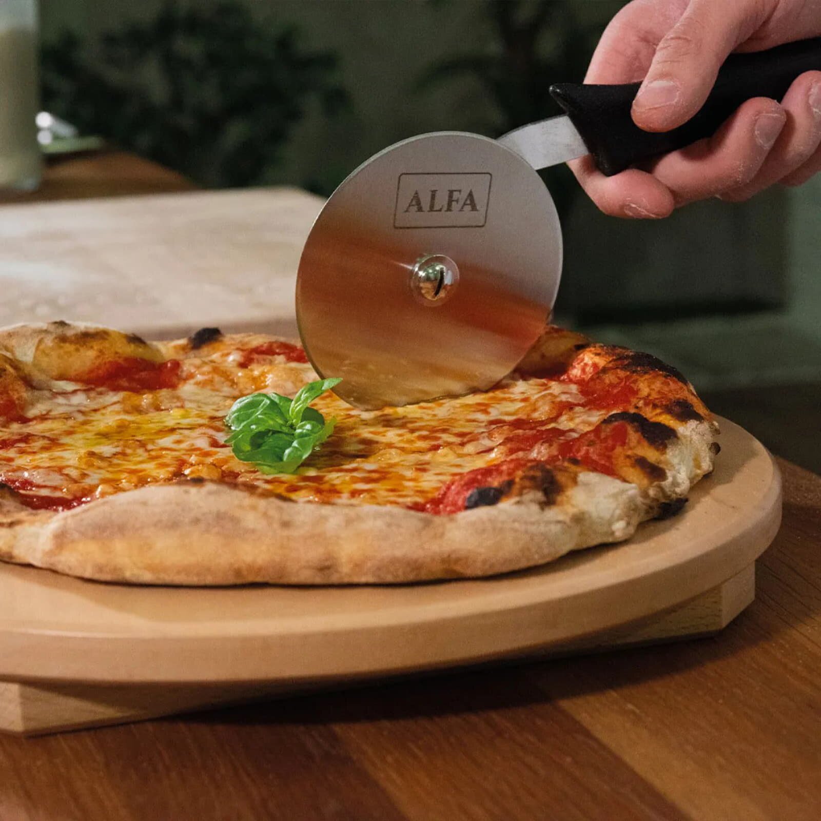 Alfa Pizza Schneidebrett aus Buchenholz Ø 33 cm