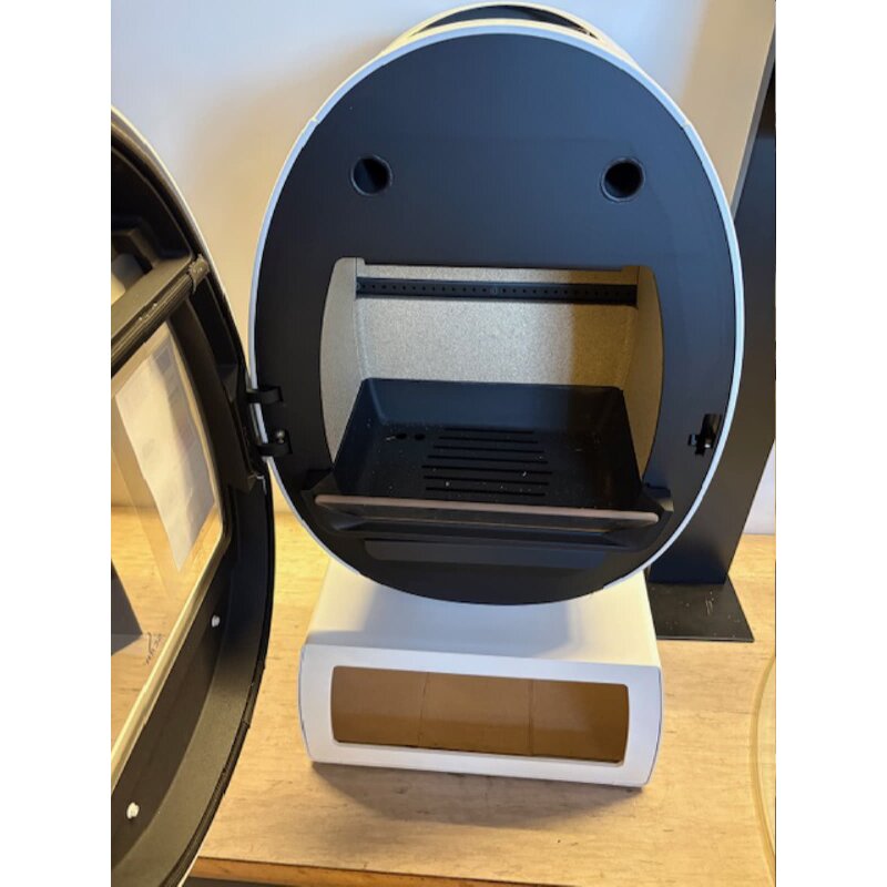 Kaminofen SCAN 66-4 mit eckigem Sockel (Plinth), weiß - 5 kW - AUSSTELLUNGSSTÜCK