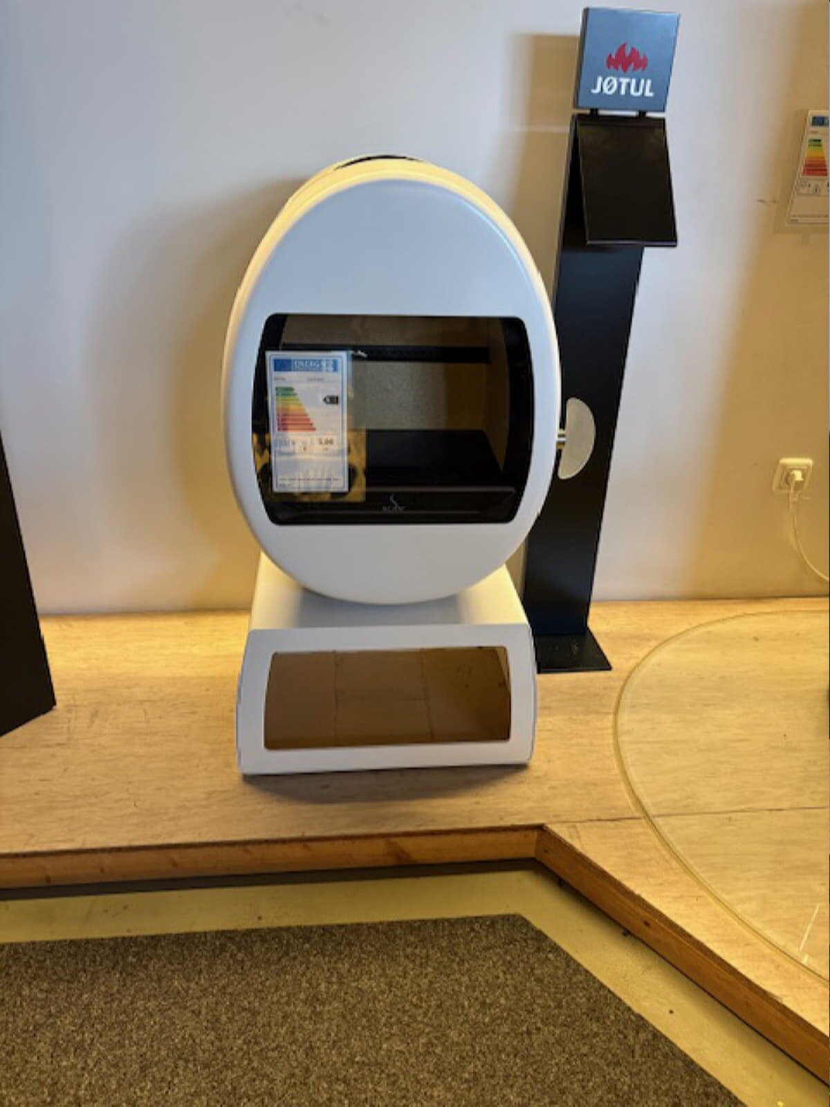 Kaminofen SCAN 66-4 mit eckigem Sockel (Plinth), weiß - 5 kW - AUSSTELLUNGSSTÜCK